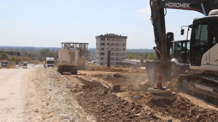 100. YIL MAHALLESİ’NDE YENİ BAĞLANTI YOLU ÇALIŞMALARI SÜRÜYOR