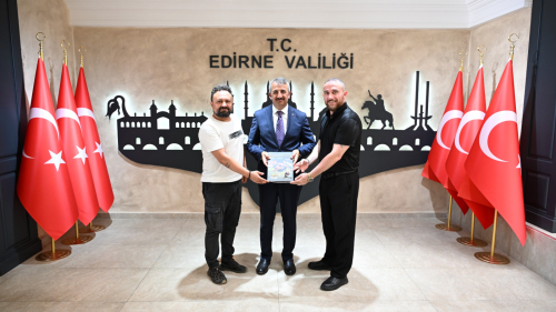 ‘EDİRNE ULAK KIRKPINAR DERGİSİ’ VALİ SEZER’E TAKDİM EDİLDİ