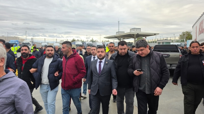 BARAN YAZGAN'DAN KAPIKULE'DE TIR ŞOFÖRLERİNE DESTEK: ‘EMEĞİNİZE SAHİP ÇIKIYORUZ, ÖNERGEMİZİ VERECEĞİZ’