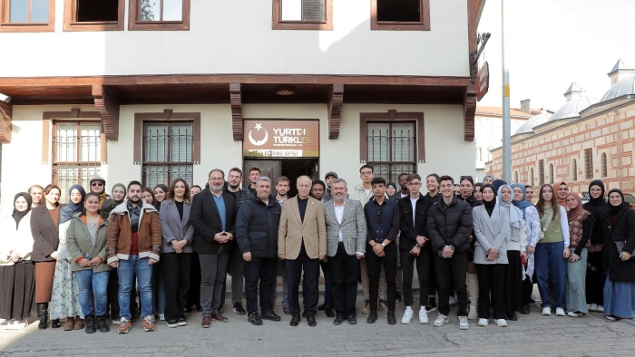 REKTÖR HATİPLER’DEN ULUSLARARASI ÖĞRENCİLER AKADEMİSİNDE AÇILIŞ DERSİ