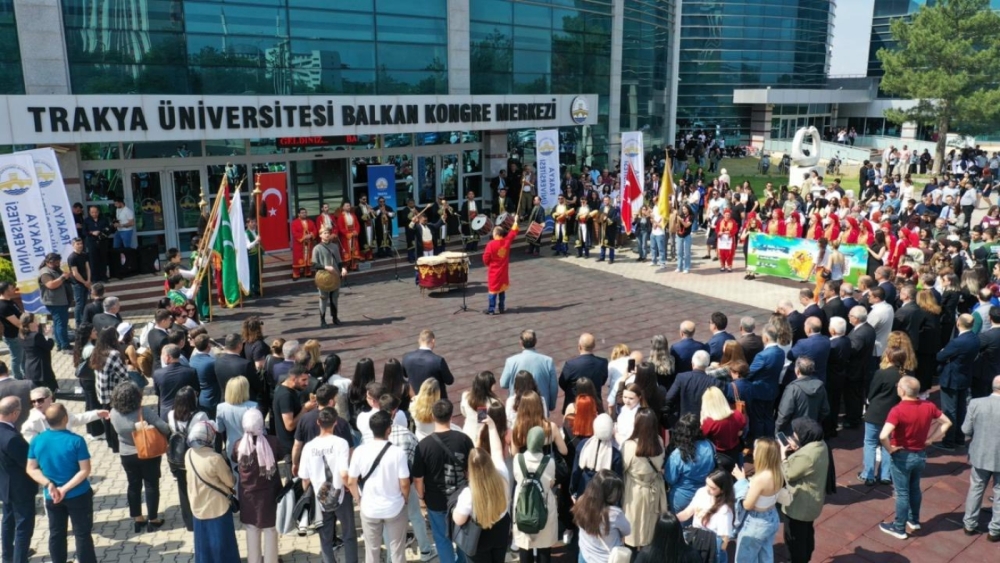 TÜ BAHAR ŞENLİKLERİ KORTEJ YÜRÜYÜŞÜYLE BAŞLADI