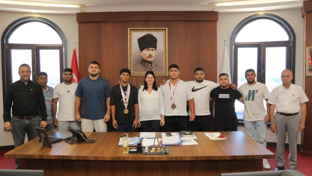 EDİRNE BELEDİYESİ GÜREŞÇİLERİ’NDEN BAŞKAN GENCAN AKIN’A ZİYARET