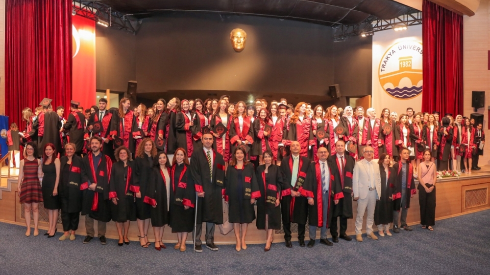 TRAKYA ÜNİVERSİTESİ DİŞ HEKİMLİĞİ FAKÜLTESİ MEZUNLARINI UĞURLADI