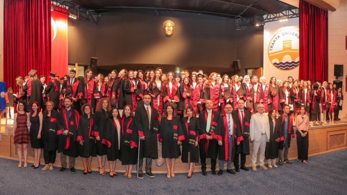 TRAKYA ÜNİVERSİTESİ DİŞ HEKİMLİĞİ FAKÜLTESİ MEZUNLARINI UĞURLADI