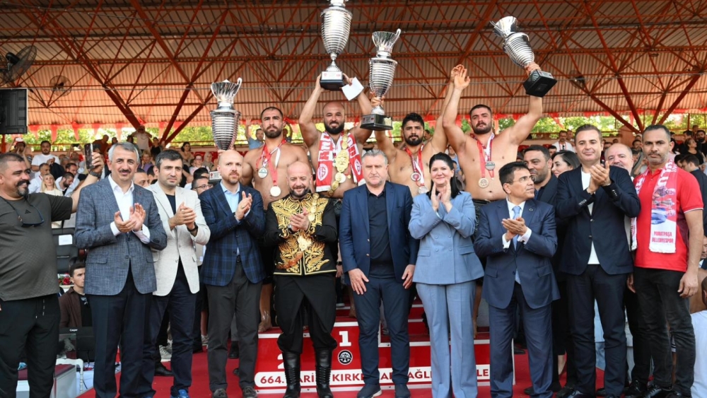 664. TARİHİ KIRKPINAR YAĞLI GÜREŞ ÖDÜLLERİ SAHİPLERİNİ BULDU