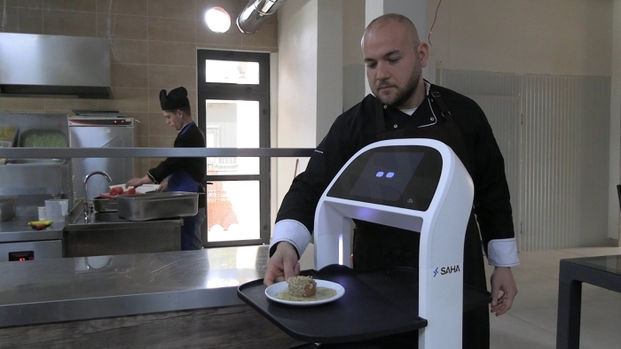 TÜ MERİÇ SOSYAL TESİSLERİNDE ROBOT GARSON DÖNEMİ BAŞLADI