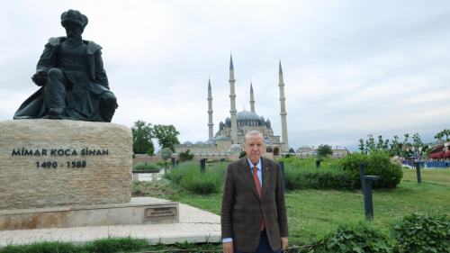SELİMİYE CAMİİ ÖNÜNDE TARİHİ KARE