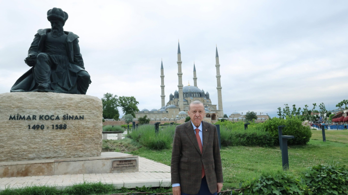 SELİMİYE CAMİİ ÖNÜNDE TARİHİ KARE