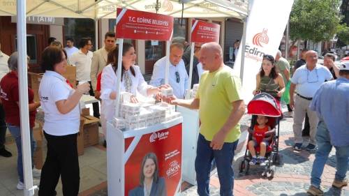 MEVLİD KANDİLİ’NDE EDİRNELİLERLE KANDİL SİMİDİ PAYLAŞILDI