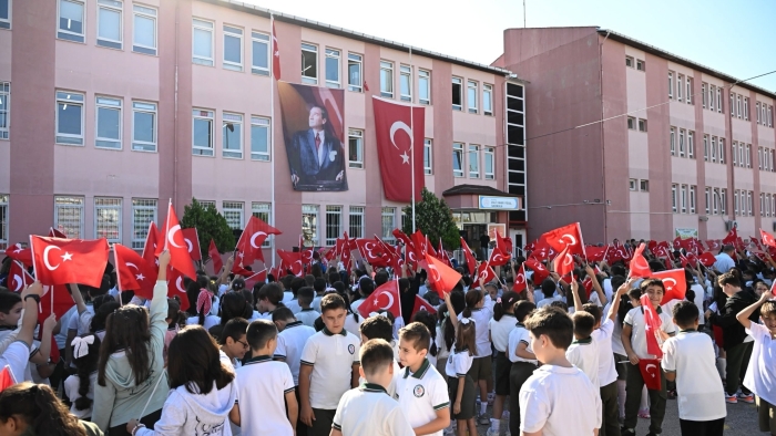 İLK DERS ZİLİ ÇALDI, ‘VALİ BABA’ MİNİK ÖĞRENCİLERİNİN HEYECANINA ORTAK OLDU