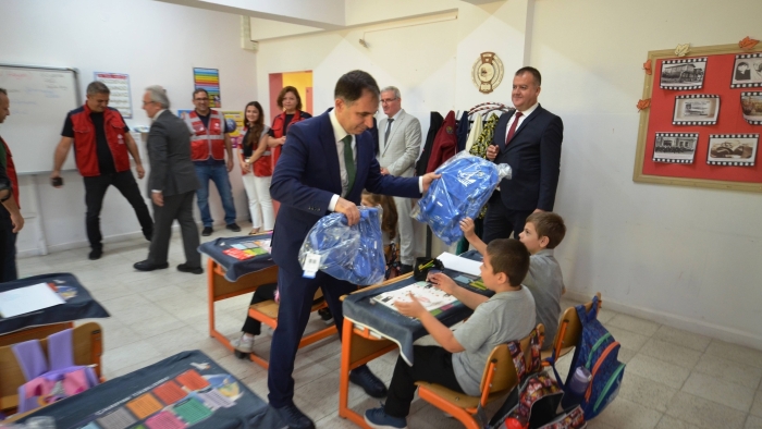 VAKIFLARDAN OKUL KÜTÜPHANELERİNE KİTAP DESTEĞİ