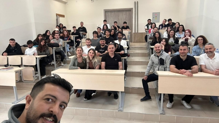 ESKİ MEZUN YÖNETMENDEN SÜRPRİZ AMFİ SÖYLEŞİSİ