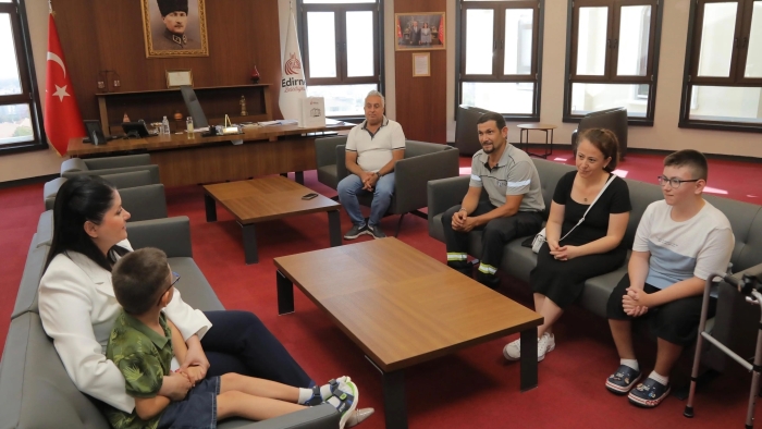 BAŞKAN GENCAN’DAN MİNİK YÜREKLERE BÜYÜK MUTLULUK