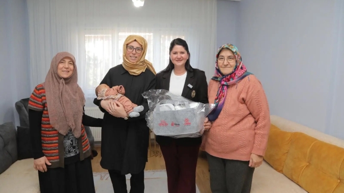 İLK YENİDOĞAN PAKETİ BAŞKAN GENCAN’DAN