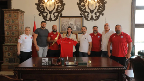 KIRKPINAR ÖNCESİ EDİRNE BELEDİYESİ’NDE ÖNEMLİ BULUŞMA: BAŞPEHLİVAN ORHAN OKULU, BAŞKAN GENCAN’I ZİYARET ETTİ