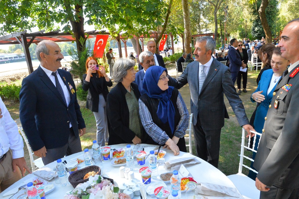 Vali Sezer, Gazilerimiz ve şehit aileleri ile bir araya geldi.