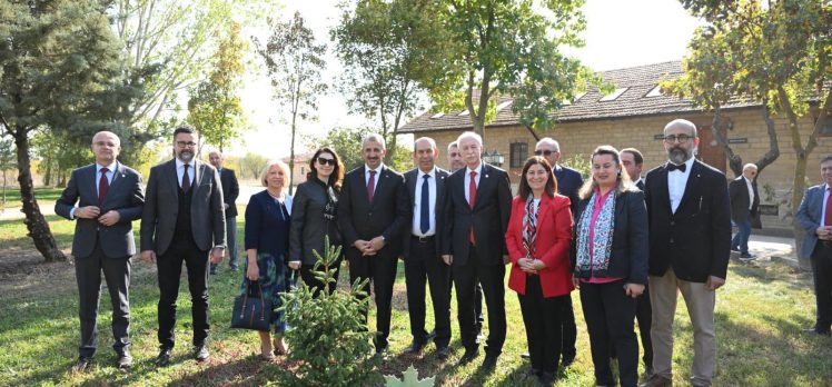 Trakya Üniversitesi bahçesine Cumhuriyet Fidanı dikildi