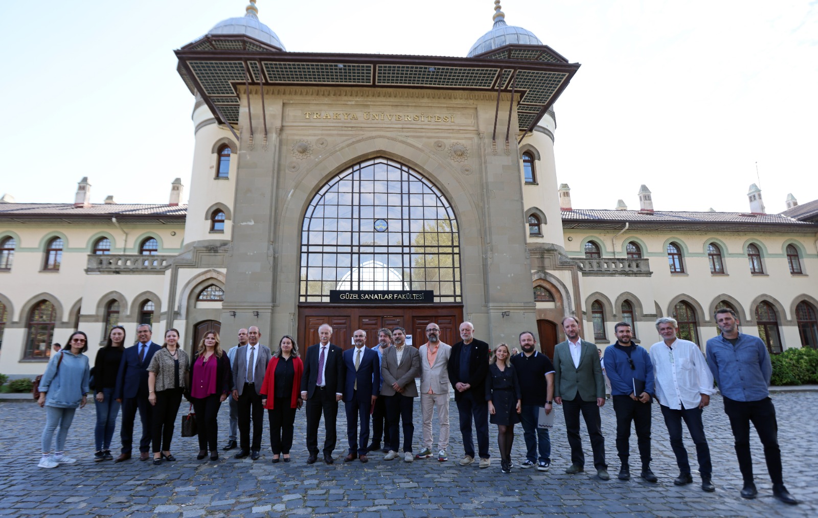 Trakya Üniversitesi Güzel Sanatlar Fakültesinde metal heykel, madalyon ve takı sergisi