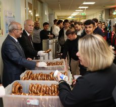 Rektör Hatipler’den öğrencilere simit ayran ikramı